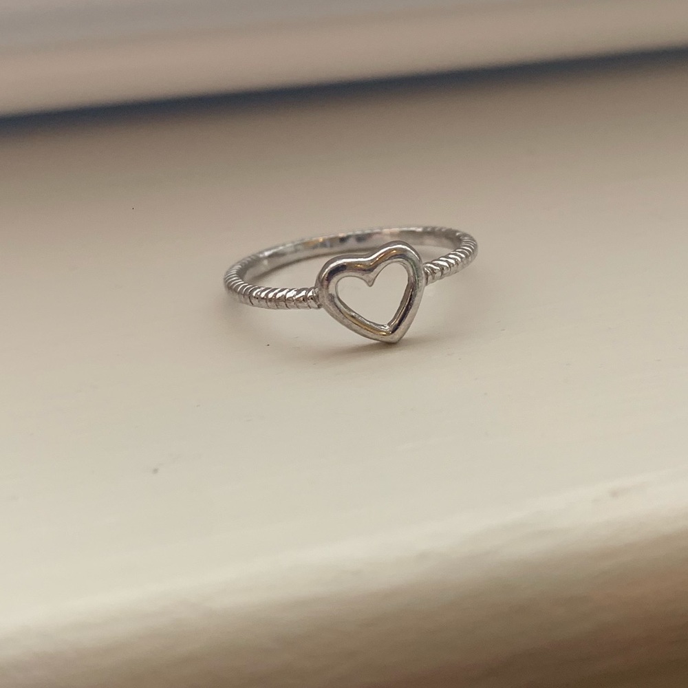NWOT dainty Heart ring